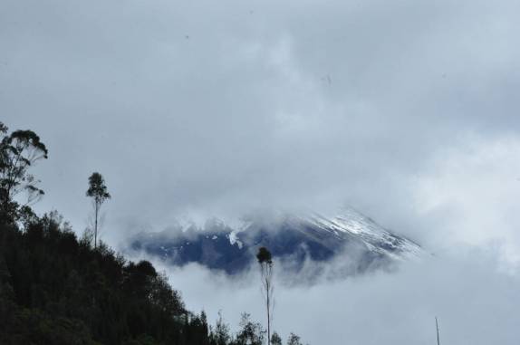 Escondido entre as nuvens, o Tungurahua, o vulcão ativo de Baños, no Equador